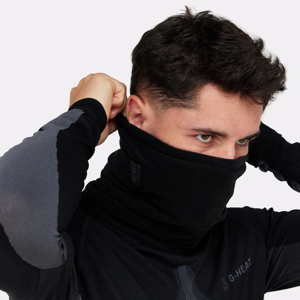 Tour de cou chauffant noir porté